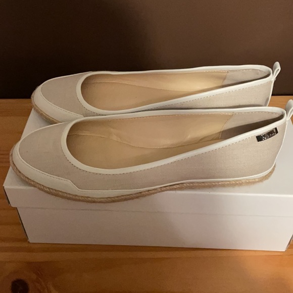 New in box Calvin Klein flats - Picture 4 of 8